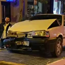 Böyle pişkinlik görülmedi: Ehliyetsiz ve alkollü araç kullanan sürücü kaza yaptığı araçla poz verdi