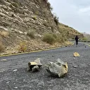 Tekirdağ'da sağanak nedeniyle kara yoluna yamaçlardan kopan kaya parçaları düştü