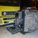 Kontrolden çıkıp takla atan araç tıra çarptı: Yaralılar var