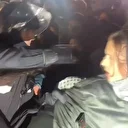 Alman polisi Filistin destekçisi kadını yumrukladı