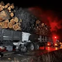 Kastamonu'da tomruk yüklü tırın dorsesinde çıkan yangın söndürüldü