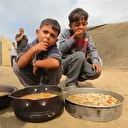 Gazze'de açlıkla mücadele eden Filistinlilere yemek dağıtıldı