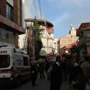 Denizli'de bir apartmanın çatı katında yangın: İki kişi dumandan etkilendi