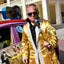 Arnavut taksi şoförü Kumrija Elvis Presley tarzıyla Tiran sokaklarını renklendiriyor