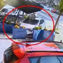 Cipe çarpmamak için manevra yaptığı otomobiliyle pastaneye giren sürücü yaralandı