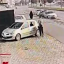 Park halindeki aracı çizip hiçbir şey olmamış gibi yoluna devam etti