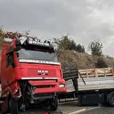 Yağış kazayı beraberinde getirdi: Tır sürücüsü yaralandı