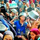 Aç insanlara kola ve cips dayatıyorlar