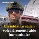 Un soldat israélien vole fièrement l'aide humanitaire à Gaza