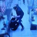 Çocuğu 'şeker dökme' diye uyaran kasiyer darbedildi