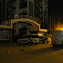 Depremde boşaltılan binaya giren hırsızları engellerken tabancayla vuruldu