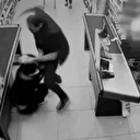 Kocaeli'de markette "şeker dökme" diye uyarınca darbedildi: O anlar kamerada