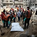 Gazze'de geçici mezarlara defnedilen Filistinlilerin naaşları çıkarıldı