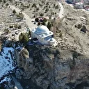 Uçurumun kıyısındaki sancaktar türbesi her Cuma ziyaretçilerini ağırlıyor