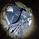 Refüje çarpıp devrilen motosikletin sürücüsü ağır yaralandı