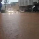 Diyarbakır’da sağanak yağış yolları göle çevirdi