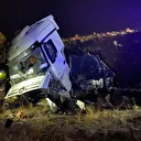 Tır şarampole devrildi sürücüsü hayatını kaybetti