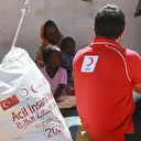 الهلال الأحمر التركي يقدم مساعدات غذائية لنازحي الفاشر بالسودان