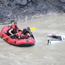 Zap Suyu’na yuvarlanan kamyonetteki 4 kişi, botlarla kurtarıldı