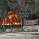 Hatay alevlere teslim olan prefabrik yapı kullanılmaz hale geldi