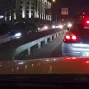 Önündeki araçları fark etmeyen sürücü en arkadaki otomobilin üzerine böyle çıktı