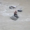 Kayadan kurtulmak isteyen kamyonet Zap Suyu’na yuvarlandı: Dondurucu soğukta yapılan kurtarma operasyonu kameraya yansıdı