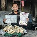 جراء الإبادة الإسرائيلية.. أكاديمي فلسطيني يعمل خبازا بغزة