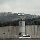 رفع حظر السفر عن متهمين بانتهاكات بحق أسير فلسطيني بسجن إسرائيلي