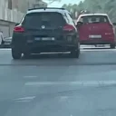 Abartı egzozla tehlikeli sollama yapan sürücü cezadan kaçamadı