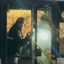 Belediye otobüsünde eşinin gözü önünde  bıçaklandı 