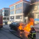 Sürücülerin korkusu oldu: Park halindeki araç bir anda yanmaya başladı