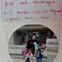 Komşuları Böcek ailesinin kapısına mumlar bıraktı