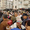 Kurtuluş gününde 'kek' izdihamı: Çocuklar ezilme tehlikesi geçirdi