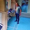 Adana'da camide ayakkabıları tek tek inceledi beğendiğini çaldı