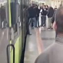 Yer kavgası metronun dışına taştı: Taşkınlık çıkaran yolcular ortalığı savaş alanına çevirdi