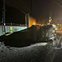 Eyüpsultan'da mıcır yüklü hafriyat kamyonu devrildi, şoför yaralandı