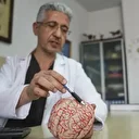 Beynindeki tümörden 'haritalandırma' tekniğiyle kurtuldu