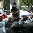 Mexico : Des manifestants descendent dans les rues pendant un défilé militaire