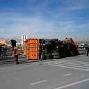 Damperi açılan kamyon EDS direğine çarparak devrildi