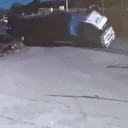 Adıyaman 'da saman balyalarının yüklü olduğu TIR yan yattı