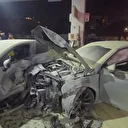 Çekmeköy'de sürücü akaryakıt istasyonuna daldı: 2 araç yandı