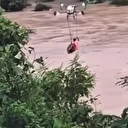 Vietnam'daki şiddetli sel yüzünden nehirde mahsur kalan adam dronla kurtarıldı