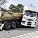 Arnavutköy'de iki kamyon çarpıştı