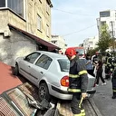 Kaza yapan otomobil müstakil evin çatısına düştü