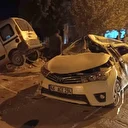 Aşırı hız yapan araç park halindeki otomobile çarpıp inşaat alanına uçtu: İki kişi yaralandı