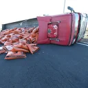 Kars-Ardahan kara yolunda yem yüklü tır devrildi: Yol ulaşıma kapandı