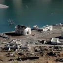 Kars'ta baraj sularının çekilmesiyle köy gün yüzüne çıktı