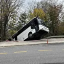 Kocaeli'de yokuşta park edilen tur otobüsü hareket edince şarampole düştü