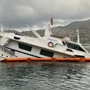 Marmaris'te su alıp yarısı batan tekneden yakıt sızıntısına karşı önlem alındı