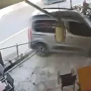 15 yaşındaki sürücü otomobille restorana daldı: O anlar kamerada